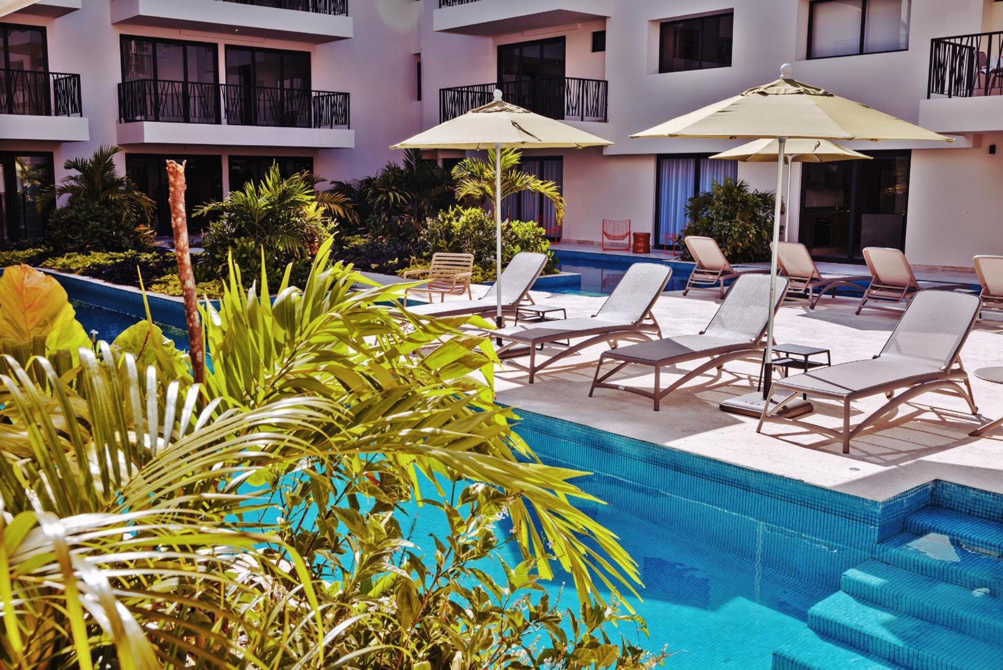 Apartment 1 Bedroom With King Bed And Balcony With Amenities View *